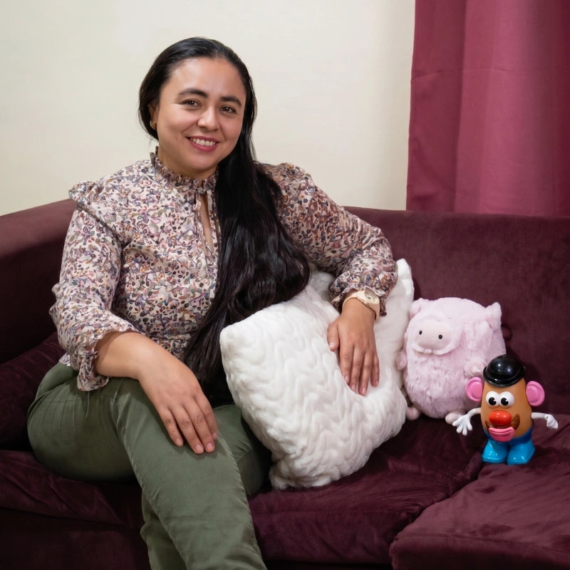 Maricela Canul en consultorio de psicología infantil brindando un espacio cálido y seguro para niños