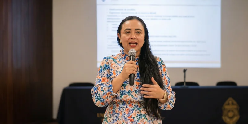 Maricela Canul, psicóloga infantil, impartiendo conferencia sobre desarrollo emocional y bienestar infantil